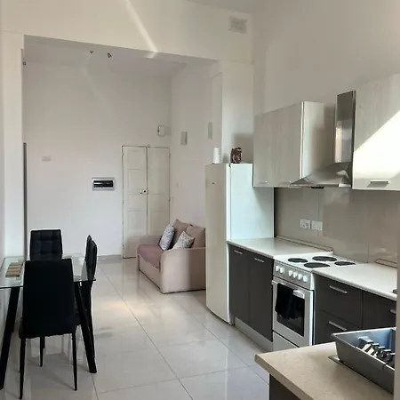 With Shared Bathroom *
