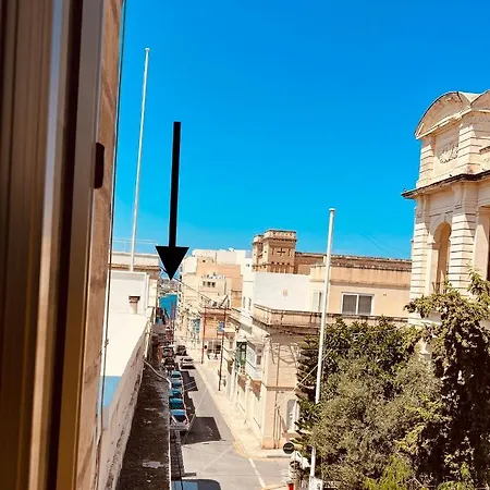 With Shared Bathroom *