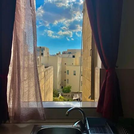 Проживание в семье With Shared Bathroom Слима