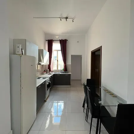 With Shared Bathroom Проживание в семье Слима
