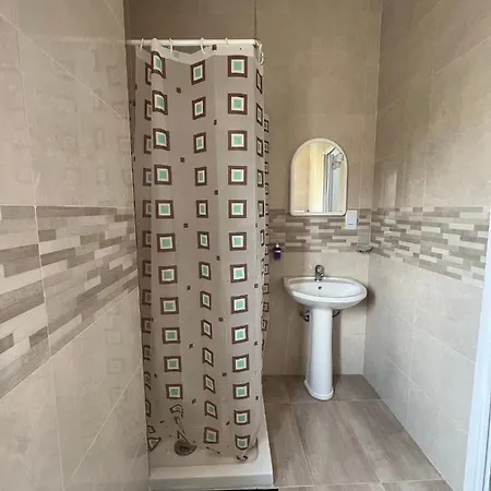 With Shared Bathroom Проживание в семье Слима