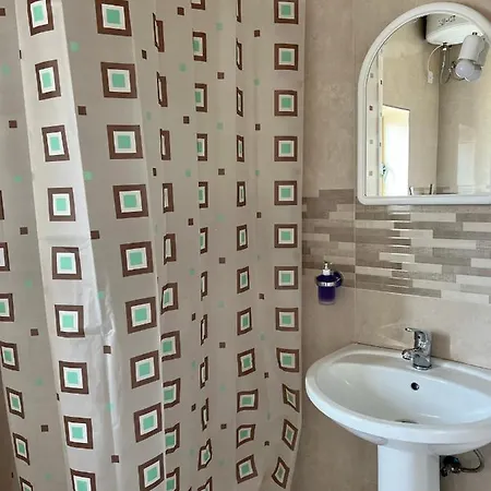 With Shared Bathroom Проживание в семье